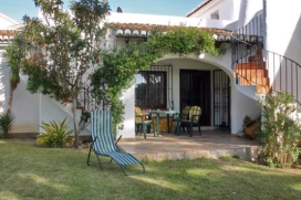 Bungalow für maximal 4 Personen mit Gemeinschaftspool in Moraira - Costa Blanca.  Es sind 10 Reihenhäuser, in der Urbanisation Solpark, einer der schönsten Anlagen Morairas . Es gibt 5 öffentliche Tennisplätze, Rest, Moraira