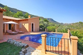 Ferienhaus in Adsubia, zwischen Oliva und Denia, Costa Blanca, Spanien für maximal 4 Personen.Die Finca Sol liegt an der spanischen Küste Costa Blanca zwischen Valencia und Alicante. Das Ferienhaus befindet sich 4 km von Pego, etwa 10 km von Oliva und etwa 20 km von Denia entfernt, eigentlich ein zentraler Punkt um alle umliegenden Ortschaften kennenzulernen. Der wunderschöne weisse Sandstrand in Oliva, mit seinen Freizeitaktivitäten wie Jet-Sky-Verleih, Kyte-Surf, etc. ist in nur 10 Autominuten zu erreichen. Ebenso der Golfplatz von Oliva Nova liegt nur wenige Autominuten entfernt. Das liebevoll dekorierte Ferienobjekt liegt in einer idyllischen Landschaft zwischen Orangenplantagen und bietet einen spektakulären Blick über die Landschaft bis hin zum Meer. Mit einer Grundstücksfläche von 12.000 m2 ist diese Ferienvilla ideal zum Entspannen und um einfach mal die Seele baumeln zu lassen in absoluter Ruhe und Stille. Das Grundstück ist terrassenförmig angelegt und komplett mit wunderschönen Natursteinwänden besetzt. In der näheren Umgebung befinden sich viele Einkaufsmöglichkeiten wie zum Beispiel Supermärkte, Bäcker, Metzger und  vieles mehr. Die sehr netten und hilfsbereiten Eigentümer wohnen in einem separaten Haus auf demselben Grundstück und stehen Ihnen bei Fragen jedezeit sehr gerne zur Verfügung wobei Ihnen Ihre Privatsphäre garantiert wird, da der Pool und die Terrasse ausschliesslich den Mietern zur Verfügung stehen. , Oliva
