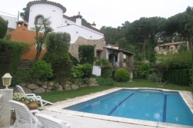 Ferienhaus für maximal 8 Personen.Gelegen in einem ruhigen Wohngebiet am Ortseingang  "residencial Begur" in Begur-costa Brava. In der gleichen Wohnanlage gibt es einen Pool und einen Tennisplatz (extra). Die Villa besteht aus 3 Etagen., Begur