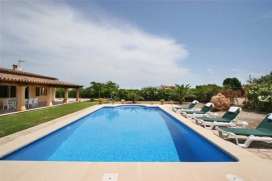 Attraktive und komfortable Ferienvilla, nur wenige Autominuten von den Sandstränden Puerto Pollensa, Mallorca, Spanien, entfernt gelegen und geeignet für bis zu 6 Personen.Burgues liegt an einem idyllischen Ort im Landesinneren und bietet herrliche Ausblicke auf die weite Landschaft und die Berge in der Ferne; es fällt schwer zu glauben, dass man sich dennoch nur wenige Minuten von den langen Sandstränden von Puerto Pollensa entfernt befindet, sodass dieses Objekt von beiden Seiten der Insel, das Beste bietet. Das Naturschutzgebiet, Albufera, liegt ebenso ganz in der Nähe und ist für alle Natur- und Vogelliebhaber ein Paradies. Während der Sommersaison können die Gäste der Finca Kirschen, Aprikosen, Pflaumen und andere Früchte von den umliegenden Obstplantagen für den Eigengebrauch ernten.Flexible An- und Abreisetage sind möglich, bitte kontaktieren Sie hierfür Ihren Buchungsagenten.Reinigungsservice zweimal wöchentlich, Bettwäsche und Handtuchwechsel wöchentlich. Klimaanlagen in allen Schlafzimmern., Pollensa