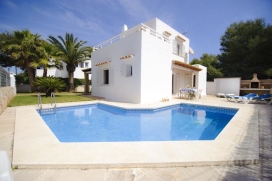 Umgebung:Die Villa Roca Nova liegt in einem ruhigen Wohngebiet in Cala Egos, einem Ortsteil vom bekannten Ferienort Cala d´Or. Die Villa ist nur einen kurzen Spaziergang vom Zentrum des Ortes mit zahlreichen Geschäften, Bars und Restaurants entfernt., Santanyí